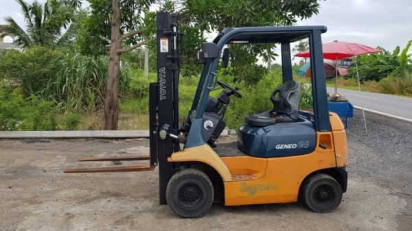ขายด่วนรถยก TOYOTAชั่วโม่งทำงานน้อย 7FG15ยก1.5ตันเสาสูง3เมตรยางตัน4เส้นรถนอกนำเข้ายังไม่เคยใช้งานในเมืองไทยเลย