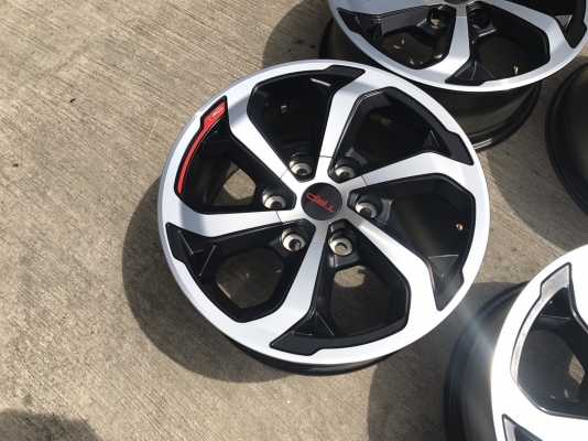 แม็กป้ายแดง TOYOTA REVO TRD ขอบ 17
