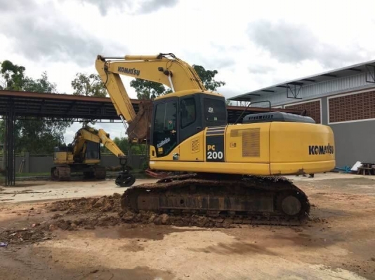 ขายด่วน 1,385,000 บาท KOMATSU PC 200-7 ชั่วโมงงาน 11,5xx ช.ม.รถสวยสุดยอดเร็ว ทำงานไม่โหลด เครื่องดี ปั้มแรง โช่หนา เอวแน่น ไฟฟ้าครบ (เอกสารเล่มทะเบียน)  รถอยู่ จ.ขอนแก่น โทร&amp;ไอดีไลน์ 0610710295