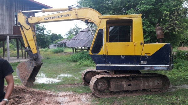 ขายด่วน KOMATSU PC60-2 สภาพพร้อมใช้งาน เครื่องปั้มดี โซ่ช่วงล่างพร้อมใช้ เอวแน่น เอกสารสัญญาซื้อขาย สนใจสอบถาม 093-0764943  088-3223272  K ตั้ม