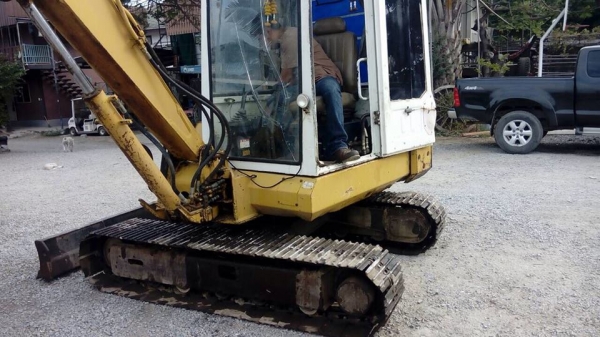 ต้องการขายรถขุด KOMATSU PC 40 - รุ่น 6  รถพร้อมใช้งาน