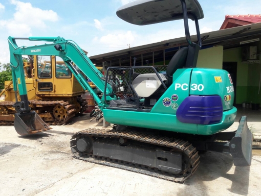 ขายKOMATSU PC30-7  เก่าญี่ปุ่นแท้  สภาพสวย พร้อมใช้  2,XXX  ชั่วโมง  โทร  089-3818694  ดวงนภา