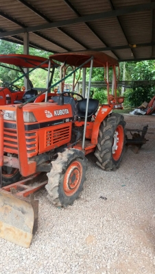 ขายรถไถ KUBOTA L2605 ราคา 155,000 พวงมาลัยพาวเวอร์ พร้อมดันหน้าและผานพรวน เครื่องดี เกียร์ดี ไฮดี พร้อมใช้งาน ราคาต่อรองได้ สนใจโทรคุยกันก่อนได้ครับ มีรถขนส่งบริการทั่วไทย ร้านสามย่านแทรคเตอร์ อ.แกลง จ.ระยอง โทร 0818618678  ,0899347475 id line=0818618678