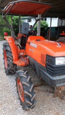 ขายรถไถ KUBOTA L2808 ราคา 150,000 สภาพเดิมๆ สวยๆ เครื่องดี เกียร์ดี ไฮดี พร้อมใช้งาน ราคาต่อรองได้ สนใจโทรคุยกันก่อนได้ครับ มีรถขนส่งบริการทั่วไทย ร้านสามย่านแทรคเตอร์ อ.แกลง จ.ระยอง โทร 0818618678  ,0899347475 id line=0818618678