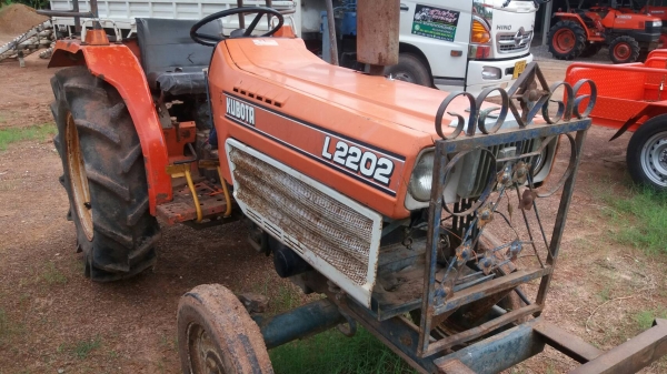 ขายรถไถ KUBOTA L2202 ราคา 58,000 เครื่องดี เกียร์ดี ไฮดี พร้อมใช้งาน ราคาต่อรองได้ สนใจโทรคุยกันก่อนได้ครับ มีรถขนส่งบริการทั่วไทย ร้านสามย่านแทรคเตอร์ อ.แกลง จ.ระยอง โทร 0818618678  ,0899347475 id line=0818618678