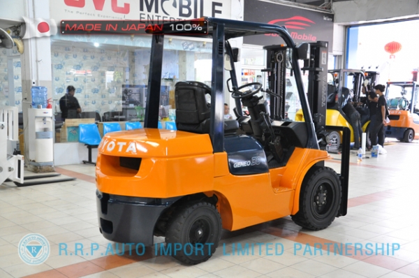 ขายรถโฟล์คลิฟท์มือสอง TOYOTA รุ่น FD30-20688 นำเข้าจากประเทศญี่ปุ่น 100\% ไม่เคยใช้งานในไทย