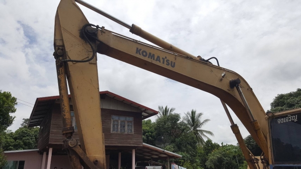 ขาย แบคโฮ KOMATSU PC200-3 คอนโทรลสั้น เอกสารใบซื้อขาย เครื่องดี ปั้มดี เอวแน่น ช่วงล่างโซ่ และใบแทรคไม่ค่อยสวยครับ ราคาต่อรองได้