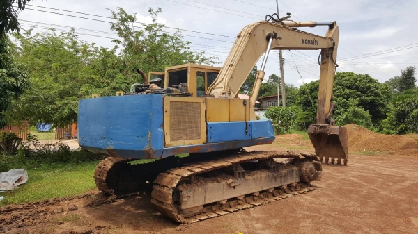 ขาย แบคโฮ KOMATSU PC200-3 คอนโทรลสั้น เอกสารใบซื้อขาย เครื่องดี ปั้มดี เอวแน่น ช่วงล่างโซ่ และใบแทรคไม่ค่อยสวยครับ ราคาต่อรองได้