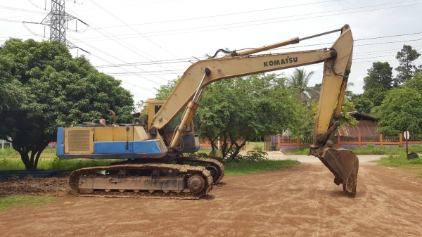 ขาย แบคโฮ KOMATSU PC200-3 คอนโทรลสั้น เอกสารใบซื้อขาย เครื่องดี ปั้มดี เอวแน่น ช่วงล่างโซ่ และใบแทรคไม่ค่อยสวยครับ ราคาต่อรองได้
