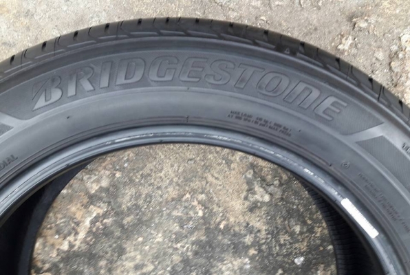 ยางรถยนต์มือสอง BRIDGESTONE รุ่น TURANZA GR100 .205 55R16 ปี2016 สภาพสวยมากๆไร้ที่ติ ดอกเยอะมากๆ90\%คุ้มสุดๆใช้อีกยาวๆ