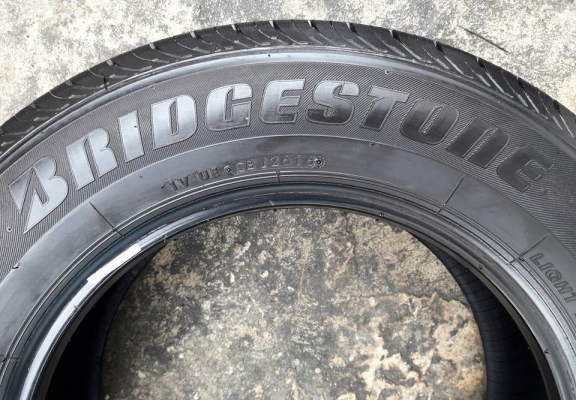 ยางรถยนต์มือสอง BRIDGESTONE รุ่น DURAVIS R611. 215 65R16 สัปดาที่26ปี2016 ลงพื้นปลายปี2016 สภาพสวยมากๆ ดอกเต็มๆ90\%คุ้มสุดๆใช้อีกยาวๆไม่แพง