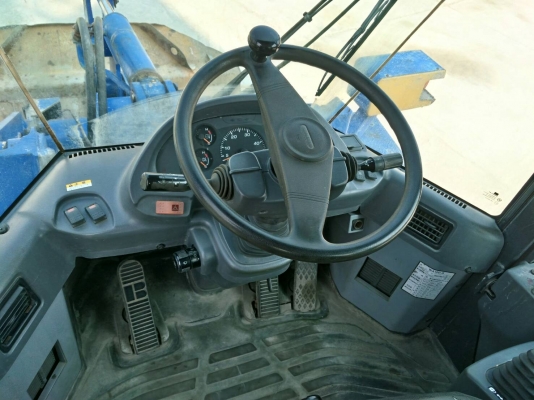 ขายรถตักล้อยาง ยี่ห้อ KOMATSU WA100-5 ซีเรียลสูง ปี 2006 นำเข้าจากญี่ปุ่นแท้ 100\% สภาพสวย ไม่เคยใช้งานในไทย