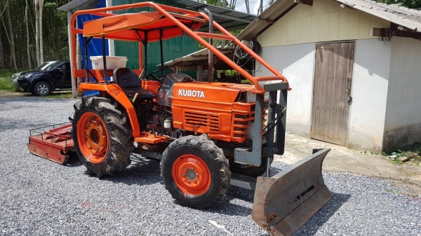 รถไถ KUBOTA  L2605 4WD.  ปี 46.  /  2  เพลา.       สนใจติดต่อ  081 - 9706989
