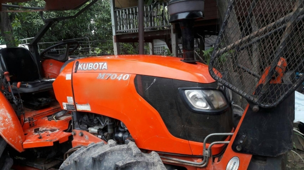 รถไถ KUBOTA 7040  ,  2 เพลา.  ,  ( มีขาย 2 คัน. )     สนใจติดต่อ  081 - 9706989 รถไถ KUBOTA 7040  ,  2 เพลา.  ,  ( มีขาย 2 คัน. )     สนใจติดต่อ  081 - 9706989
