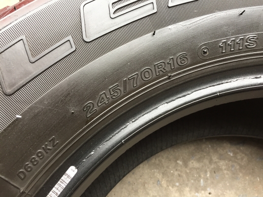 ยาง Bridgstone 245-70-16 ปี 15 2 เส้น 3500  สวยๆไม่มีปะไม่บวมไม่กินข้างดอกยางเหลือเยอะเอาไปวิ่งกันใด้อีกยาวค่ะ