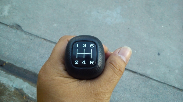 หัวเกียร์ธรรมดา 5เกียร์ เพลทสีขาว เกลียว10มิล หัวเกียร์ธรรมดา 5เกียร์ เพลทสีขาว เกลียว10มิล