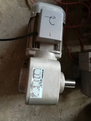 1500 บ. ส่งฟรี083-2000058  LINE ID: line832923 มอเตอร์เกียร์ทดรอบ ยี่ห้อ MITSUBISHI ขนาดกำลัง 200 W. แบบเพลาออกด้านข้างขนาดเพลาขับโต 25 mm. มีอัตราทด 1:30 พร้อมต่อใช้ไฟบ้าน 220 V.ได้เลย (มีหลายลูก)