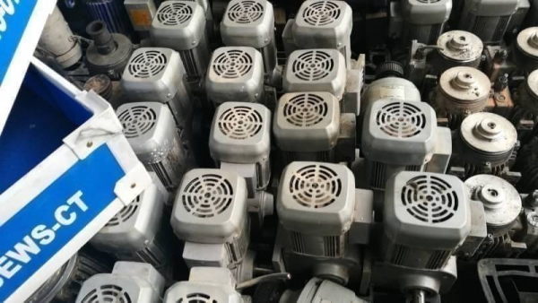 1500 บ. ส่งฟรี083-2000058  LINE ID: line832923 มอเตอร์เกียร์ทดรอบ ยี่ห้อ MITSUBISHI ขนาดกำลัง 200 W. แบบเพลาออกด้านข้างขนาดเพลาขับโต 25 mm. มีอัตราทด 1:30 พร้อมต่อใช้ไฟบ้าน 220 V.ได้เลย (มีหลายลูก)