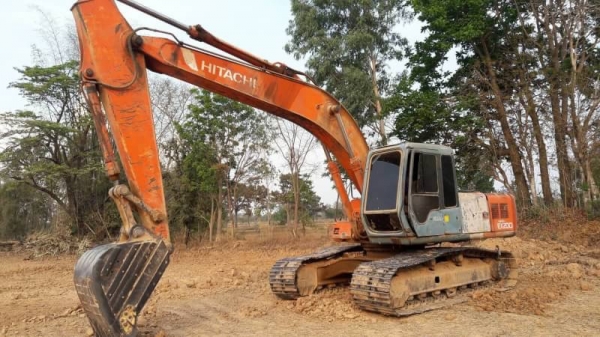ขาย 650,000 บาท HITACHI EX200-3 เครื่องดี ปั้มแรง โช่หนา เอวแน่น ไฟฟ้าครบ เอกสารชื้อขาย   รถอยู่ จ.สุรินทร์ 0610710295