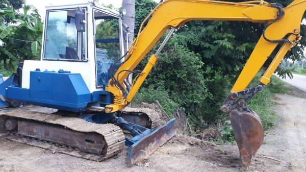 ขายด่วน Komatsu40-5 ตู้เก๋ง เครื่องดีเซล ปั้มเอวโซ่เฟรม สภาพสวย พร้อมใช้งาน เพียง 225000 คับผม