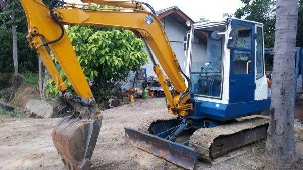 ขายด่วน Komatsu40-5 ตู้เก๋ง เครื่องดีเซล ปั้มเอวโซ่เฟรม สภาพสวย พร้อมใช้งาน เพียง 225000 คับผม