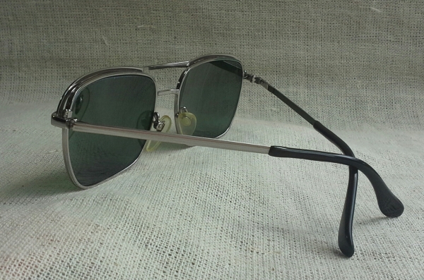 แว่นตาเจแปนิชวินเทจ ยุค '90s โมเดลสุดหล่อ 'สี่เหลี่ยม - นักบิน - คานโค้ง' Vintage SILVER handmade in Japan แว่นตาเจแปนิชวินเทจ ยุค '90s โมเดลสุดหล่อ 'สี่เหลี่ยม - นักบิน - คานโค้ง' Vintage SILVER handmade in Japan