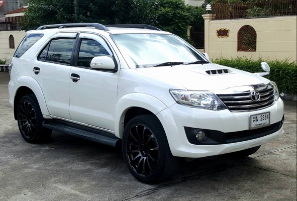 TOYOTA FORTUNER 3.0 V ปี12 ขาวมุข 2WD จอDVD กล้องหลัง TOYOTA FORTUNER 3.0 V ปี12 ขาวมุข 2WD จอDVD กล้องหลัง