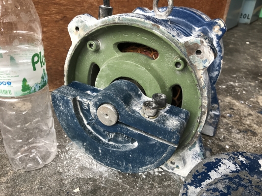 ขายมอเตอร์สั่น-เขย่า Tokyo Vibrating 1HP. 380V made in Japan สภาพสวยเดิมๆ (ในรูปเลอะน้ำปูน) หมุนนิ่ม สั่นแรง พร้อมใช้งาน ขายมอเตอร์สั่น-เขย่า Tokyo Vibrating 1HP. 380V made in Japan สภาพสวยเดิมๆ (ในรูปเลอะน้ำปูน) หมุนนิ่ม สั่นแรง พร้อมใช้งาน