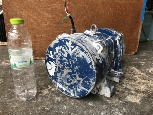 ขายมอเตอร์สั่น-เขย่า Tokyo Vibrating 1HP. 380V made in Japan สภาพสวยเดิมๆ (ในรูปเลอะน้ำปูน) หมุนนิ่ม สั่นแรง พร้อมใช้งาน ขายมอเตอร์สั่น-เขย่า Tokyo Vibrating 1HP. 380V made in Japan สภาพสวยเดิมๆ (ในรูปเลอะน้ำปูน) หมุนนิ่ม สั่นแรง พร้อมใช้งาน