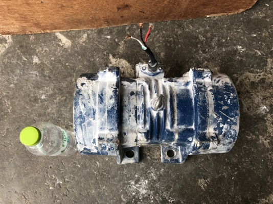 ขายมอเตอร์สั่น-เขย่า Tokyo Vibrating 1HP. 380V made in Japan สภาพสวยเดิมๆ (ในรูปเลอะน้ำปูน) หมุนนิ่ม สั่นแรง พร้อมใช้งาน ขายมอเตอร์สั่น-เขย่า Tokyo Vibrating 1HP. 380V made in Japan สภาพสวยเดิมๆ (ในรูปเลอะน้ำปูน) หมุนนิ่ม สั่นแรง พร้อมใช้งาน