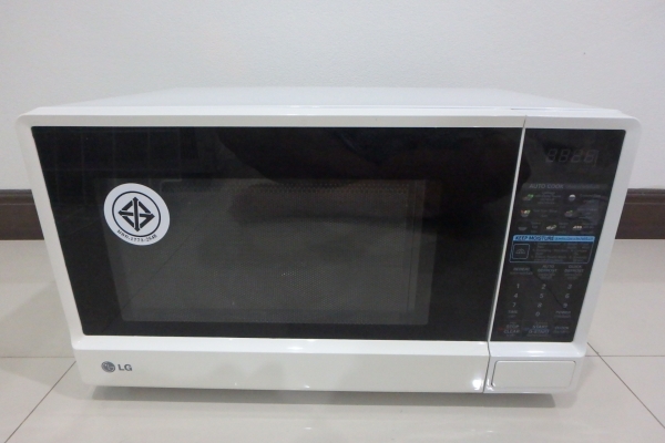 ไมโครเวฟ LG รุ่น MS2448BKW ขนาด 24 ลิตร สภาพใหม่ มีโถอบ