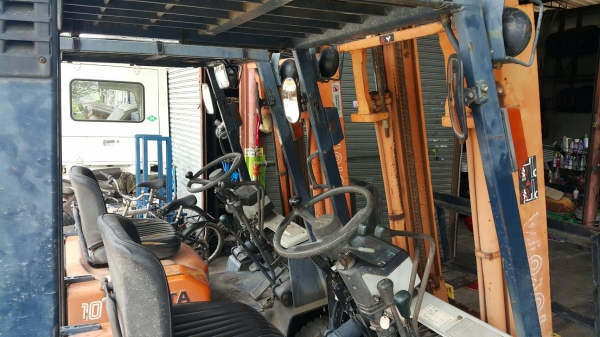 ขายโฟล์คลิฟ Toyota สองคัน เครื่องเบนซิล นำเข้าจากญี่ปุ่น ขายโฟล์คลิฟ Toyota สองคัน เครื่องเบนซิล นำเข้าจากญี่ปุ่น