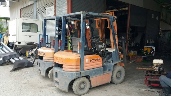 ขายโฟล์คลิฟ Toyota สองคัน เครื่องเบนซิล นำเข้าจากญี่ปุ่น ขายโฟล์คลิฟ Toyota สองคัน เครื่องเบนซิล นำเข้าจากญี่ปุ่น