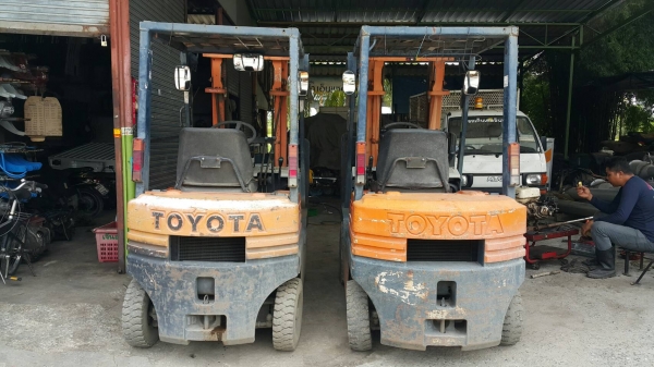 ขายโฟล์คลิฟ Toyota สองคัน เครื่องเบนซิล นำเข้าจากญี่ปุ่น