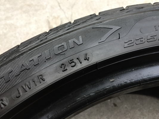 ยาง Goodyear 235-40-18 ปี 14 2 เส้น 2500 สภาพสวยๆไม่มีปะไม่บวมไม่กินข้าง ดอกยางเหลือเยอะเอาไปวิ่งกันใด้อีกยาวค่ะ ยาง Goodyear 235-40-18 ปี 14 2 เส้น 2500 สภาพสวยๆไม่มีปะไม่บวมไม่กินข้าง ดอกยางเหลือเยอะเอาไปวิ่งกันใด้อีกยาวค่ะ