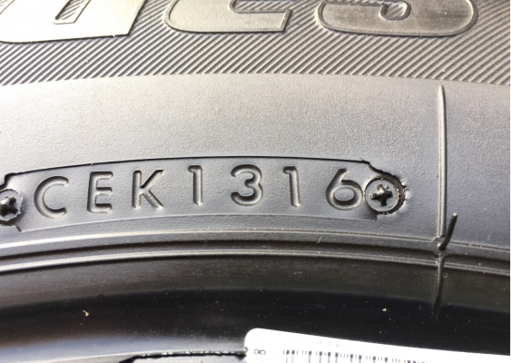 ยาง Bridgestone 215 70 16 ปี16 ดอกเต็ม ไม่มีปะ ใช้ยาว ราคาไม่แพง