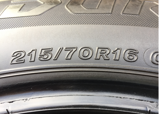 ยาง Bridgestone 215 70 16 ปี16 ดอกเต็ม ไม่มีปะ ใช้ยาว ราคาไม่แพง