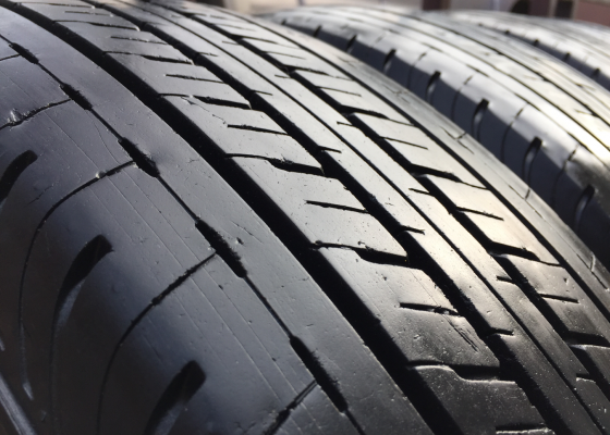 ยาง Bridgestone 215 70 16 ปี16 ดอกเต็ม ไม่มีปะ ใช้ยาว ราคาไม่แพง