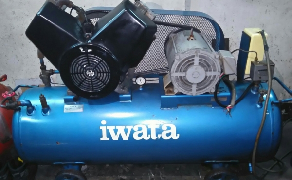 **ขายถูกๆ ปั้มลมมือสองจากญี่ปุ่น** IWATA 10แรง ถัง 227ลิตร  ทดสอบเรียบร้อย ทุกระบบทำงานได้ดีมาก แน่นๆนิ่งๆเงียบๆ ระบบไฟเดิมๆ3เฟสญี่ปุ่น พร้อมใช้งานครับ