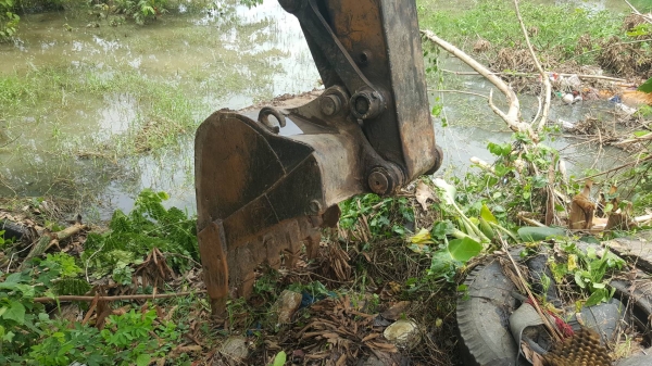ขาย แบคโฮ KOMATSU PC150-2  สภาพพร้อมใช้งาน เครื่องดี ปั้มดี เอกสารใบซื้อขาย ราคาต่อรองได้ครับ