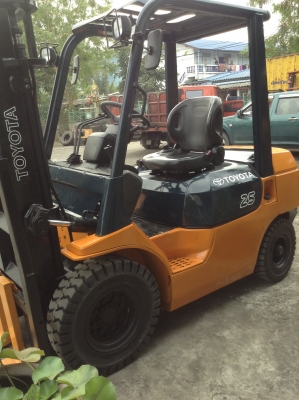 +++ ขายโฟล์คลิฟท์  TOYOTA 7FD25  ขนาด  2.5  ตัน  เครื่องยนต์ดีเซล  เสา  3  เมตร  เกียร์ธรรมดา  ยางตันครับ