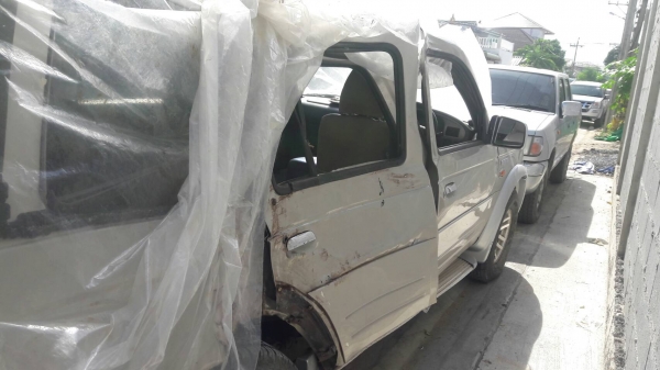 รถ FORD รถครอบครัว SUV ขับ2 ปี 06 เครื่องติดขับได้  มีเล่มพร้อมเล่มชุดโอนบุคคล  ไม่ผ่านประกัน ราคา 98,000 บ. รถอยู่ดอนเมือง
