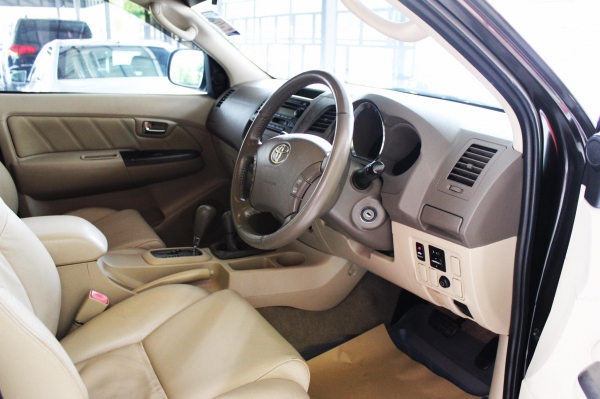 TOYOTA FORTUNER 3.0 D4D ตัวTOP 4WD ขับเคลื่อน4ล้อ Airbag ABS