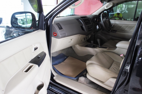TOYOTA FORTUNER 3.0 D4D ตัวTOP 4WD ขับเคลื่อน4ล้อ Airbag ABS