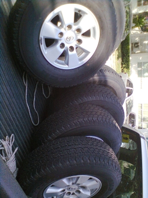 ปรับราคาใหม่ขายยางพร้อมแม็กสวยๆ toyota 6 รู ขอบ15  2ชุด  ยางบริสโตร์ 255/70R15 ยางปี2010 และน๊อต 48 ตัว
