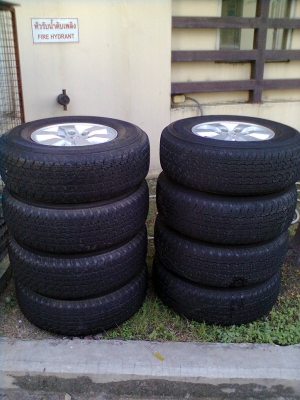 ปรับราคาใหม่ขายยางพร้อมแม็กสวยๆ toyota 6 รู ขอบ15  2ชุด  ยางบริสโตร์ 255/70R15 ยางปี2010 และน๊อต 48 ตัว