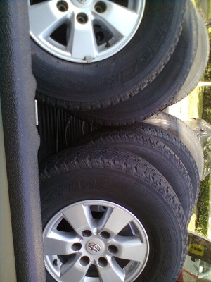 ปรับราคาใหม่ขายยางพร้อมแม็กสวยๆ toyota 6 รู ขอบ15  2ชุด  ยางบริสโตร์ 255/70R15 ยางปี2010 และน๊อต 48 ตัว