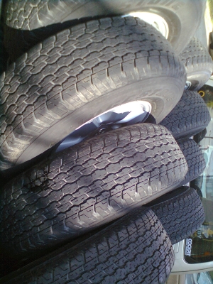 ปรับราคาใหม่ขายยางพร้อมแม็กสวยๆ toyota 6 รู ขอบ15  2ชุด  ยางบริสโตร์ 255/70R15 ยางปี2010 และน๊อต 48 ตัว