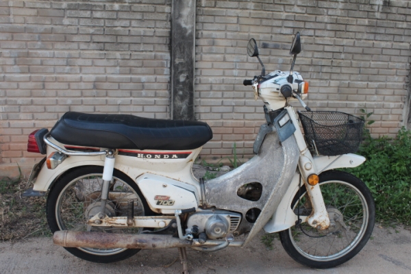 C700สีขาวรุ่นแรกมีทะเบียน(ขาดชุดโอน)พร้อมประกวดขายถูก9800บาท