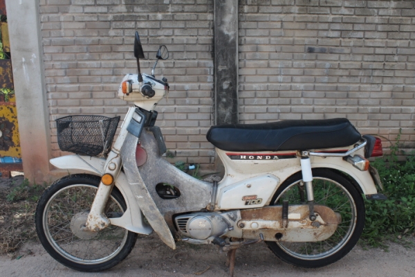 C700สีขาวรุ่นแรกมีทะเบียน(ขาดชุดโอน)พร้อมประกวดขายถูก9800บาท